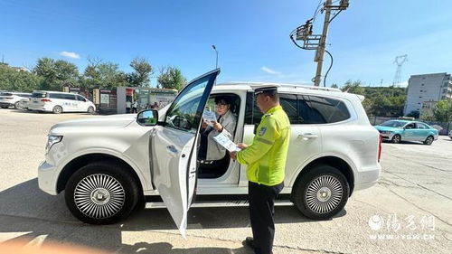 旅游旺季 府谷公安交警城區(qū)中隊(duì)走進(jìn)隨車游汽車租賃公司開(kāi)展交通安全檢查與宣教工作